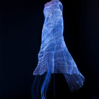 5. galerie UNIVER – Tae Gon Kim – Dress, 2018. Fibre optique, projecteur, programmateur. 98 cm x 80 cm x 148 cm